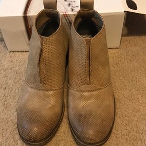 Billabong low booties